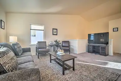 Image de Quaint Anchorage Townhome - 6 Miles to Downtown!