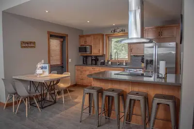 Image de Cozy 3 Br Home | Mountain Views | Private Beach |Lake Access