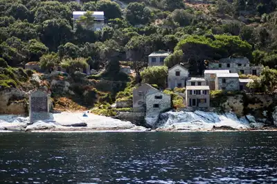 Image de Directly at the water's edge, in the front line on the rocks