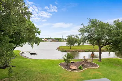 Image de Beautiful Huge yard with tons of waterfront