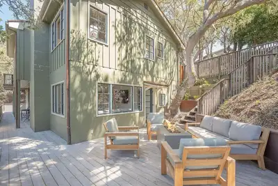 Image de 3833 Treetops - Updated, Custom Home in the Trees