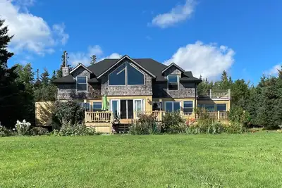 Image de Oceanfront family vacation home on peaceful Howe Bay