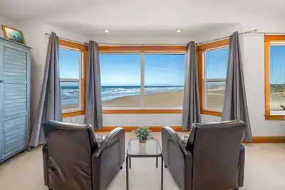 Image de Waves:}Hot-Tub~Ocean/Mt/Golf/Surf Views~Bikes~LgStocked Kitchen~DogOK~CornHole~