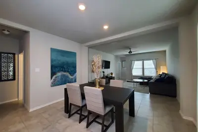 Image de New Modern home only 11 miles from Downtown and the Pearl Brewery!