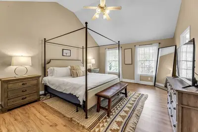 Image de Luxury Home! Sleep Up To 12! Close to everything!