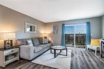 Image de No Stairs! Amazing Views! Close to Everything! !