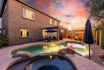 Image de 5 Bed| 3 Full bath home w/ rec room, private pool & hot tub! !
