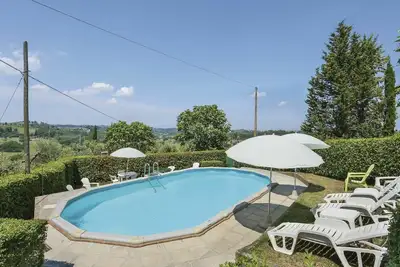 Image de Belle maison de vacances avec piscine privée, Tv, patio, animaux admis et parking