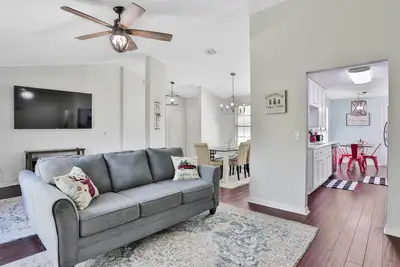 Image de ★Modern E. Orange Park 6+Bed Fence Garage Beach 45min★ 1 of 7 local properties