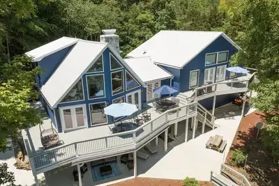 Image de Sun-Sational Point Waterfront Home 7Bedroom 5Bath Private Dock on 2. 5 Acres