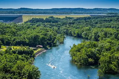 Image de Serene Lakefront Getaway-“The Minty River Retreat”