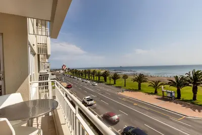 Image de Appartement de 2 chambres face à la mer au troisième étage avec balcon