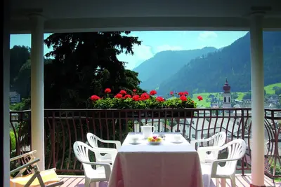 Image de \"Villa Stella Appartement N 62\" Près de la remonte-pente avec vue montagne, Wi-Fi, balcon et jardin.