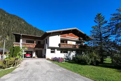 Image de Ideal for mountain lovers, couples, dog lovers and small families