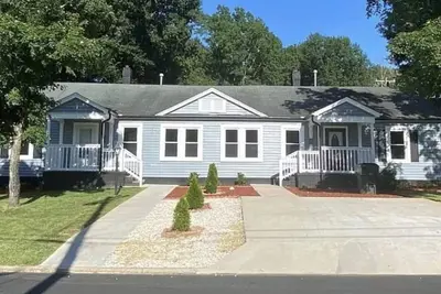 Image de Dazzling Downtown Duplex(entire duplex) close to Elon University