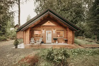 61mbr - Hot Tub - Wi-Fi - Pets Ok - Sleeps 6 by RedAwning