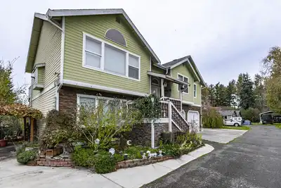 Image de Gorgeous, spacious 2 floor home 3. 5 miles from Airport