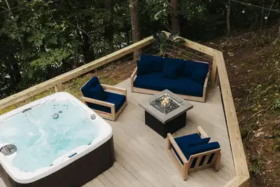 Image de 🍁Luxurious Family Getaway with Hot Tub, River Views, Sauna and more ✅