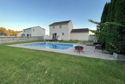 Image de 3 bedroom house with fenced in yard and pool close to Syracuse