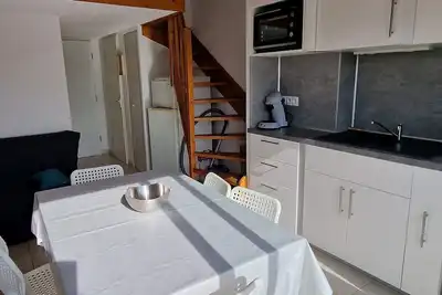 Image de Apparemment 4-6 personnes proche de toutes commodités.