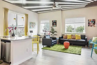 Lux House Of Champagne 2br 2ba w/Free Parking & Wifi