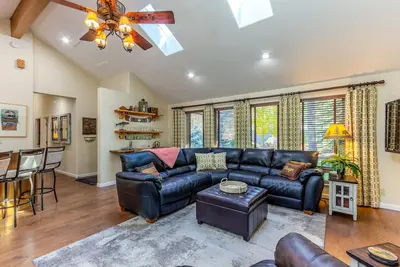 Image de Dutc02 - Beautiful Home, Large Deck, Hot Tub, Ping Pong