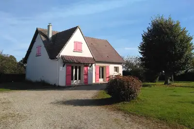 Image de Grande Maison de vacances avec jardin arboré.
