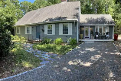 Image de Relaxing family New Seabury home on cul-de-sac steps from Pond & Golf Course