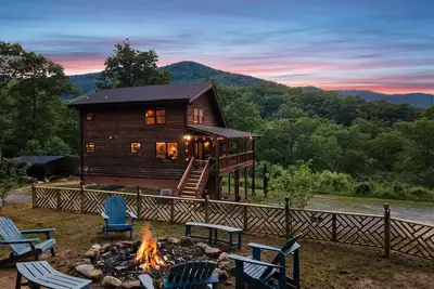 Image de Antler Falls Cabin is Open-- Arcade, Treehouse, Hot Tub, Theatre