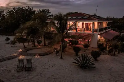 Image de Beach Villa - Beachfront - A/C / Hot Shower
