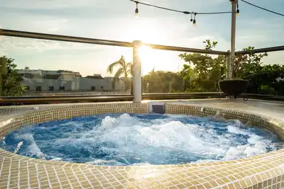 Image de Luxury 2br home, stunning rooftop, private jacuzzi