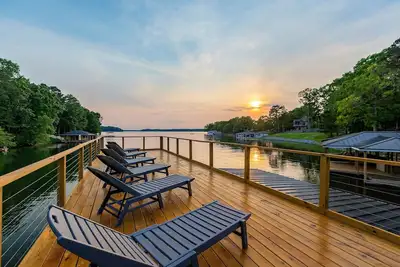 Image de 🔥Ultimate Lakefront Getaway | 7, 000 SqFt🌅Sunset Views🌅Hot Tub Flat Lot+ 10br!