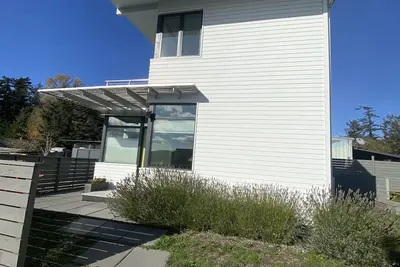 Image de Modern home in the Heart of Eastsound Village - Walk to Shops, Cafes, & Beaches