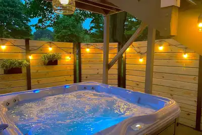 Image de Ultimate Wine Country Retreat | Hot Tub, Arcade, and Mins to Spire and Winery!