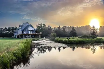 Image de Summer Specials  Beautiful lake front, beach and pool table