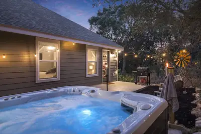 Image de The Overlook Cottage | Serene Spa | Mini Lake View