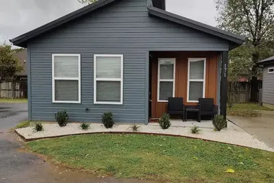 Image de Tiny Home near Mtb Trails, Wal-Mart Hq, Sleeps 6