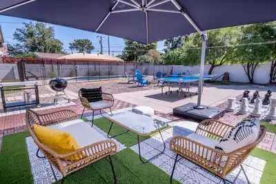 🌵 Eclectic 5br Uptown Retreat 🌵 Pool ⭐ Giant Chess ⭐ Office ⭐ Bbq ⭐ Fire Pit ⭐