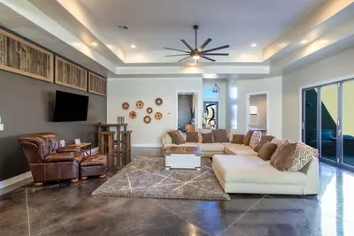 Image de Joshua: Serene Luxury with Rooftop Views