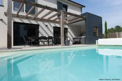 Image de Villa avec piscine/jacuzzi privatifs au sein d'une résidence avec tennis