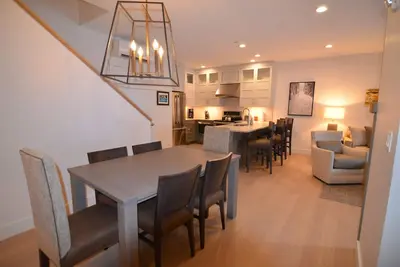 Image de Ski-in /Out. Spacious 2br / 2. 5b Ground-Floor Condo. 4 Seasons of enchantment.