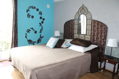 Image de Chambres d'hôtes 3 personnes Portes Du Désert avec piscine extérieur et jacuzzi.