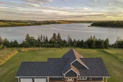 Image de Cannon Creek - New spacious waterfront property with hot-tub.