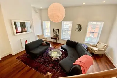 Image de Elegant apartment on Brooklyn's bustling Smith Street.