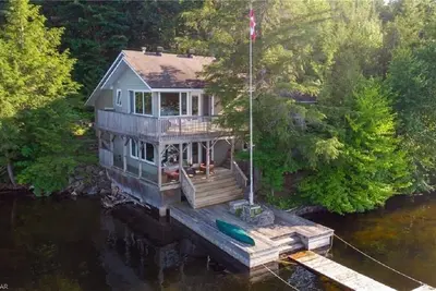 Image de Cottage on the lake! Beautiful 4 bedroom + 3 bath!