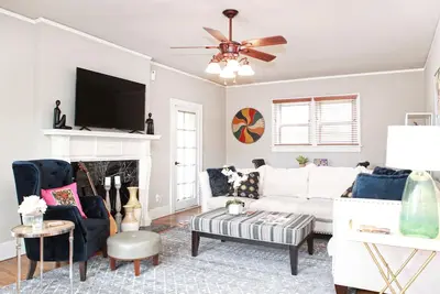 Image de Cozy home near Gathering Place, Utica Square, fabulous dining and attractions.