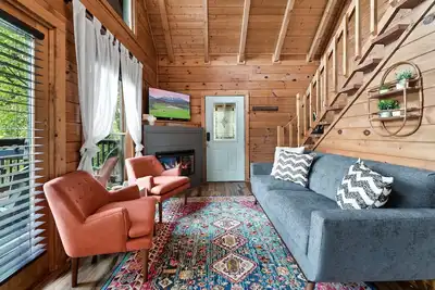 Image de 🍁Fall Specials! ⛰ Mtn Views, hot tub 🍁 game room 🎬