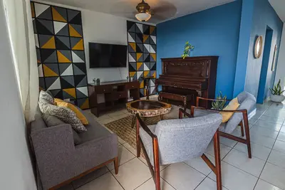 Eclectic House w/3br Ac, Pool & Great Location!