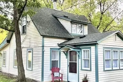 Image de Cozy 3 Bedroom Cottage 2 Blocks From Lake, Firepit, Boat and Snowmobile Parking