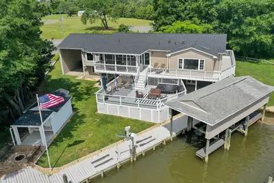 Image de *Cleaning Fee Waived on 5+ Night Stay! *  Hot Tub, Dock, Fire Pit Beach/Pool